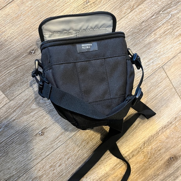 LowePro Adventura compact camera bag - Picture 7 of 7